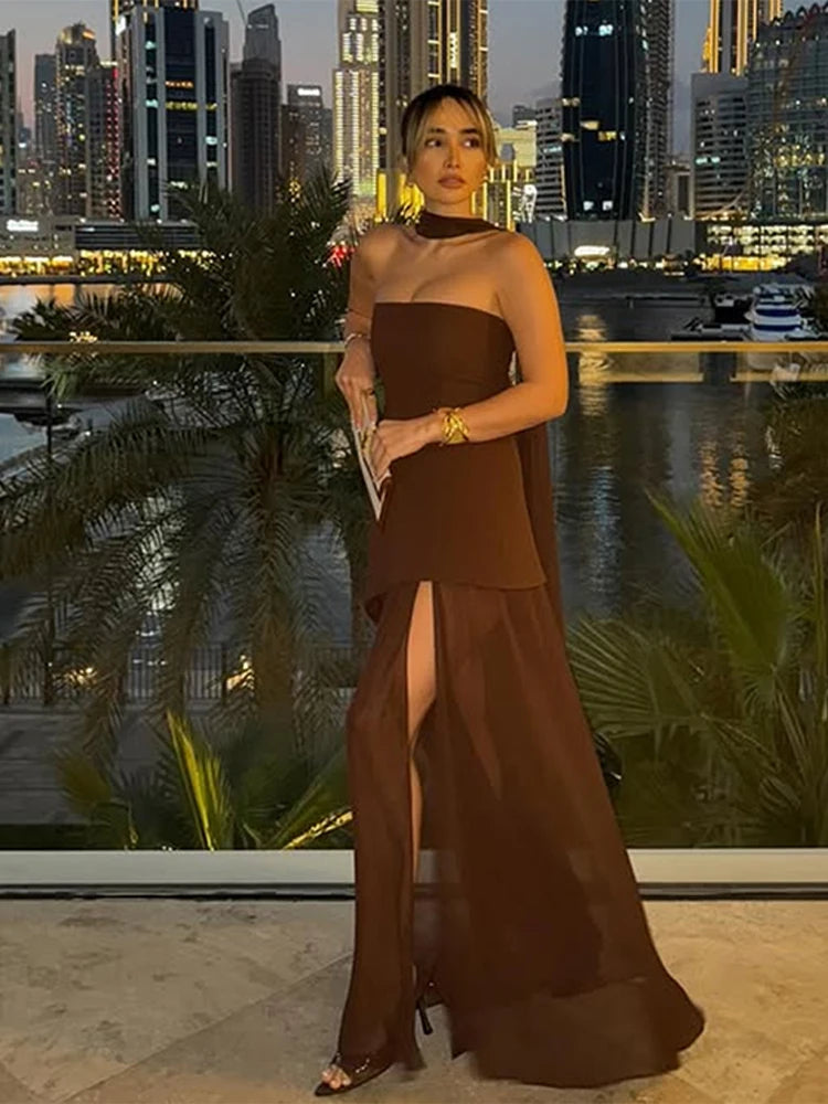 Élégance sans compromis pour vos soirées

Imaginez entrer dans une salle et capter tous les regards grâce à une robe qui souligne parfaitement votre silhouette. Vous vous sentez confiante et prête à profiter de chaque instant. Une coupe fendue qui ajoute une touche de glamour à votre style.